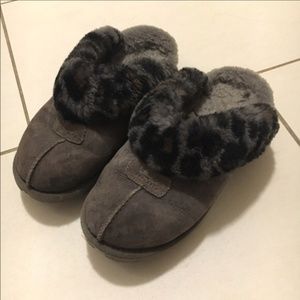 gray ugg slippers